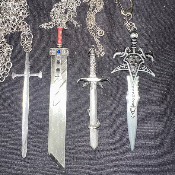 Bundle lot 4 Final Fantasy World of Warcraft sword necklaces & keychain - Picture 4 of 4